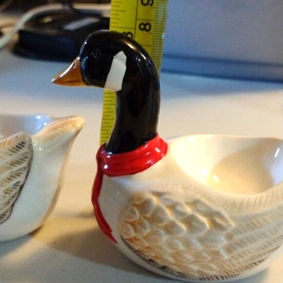 Set of 2 Ceramic Duck Novelty Egg Cups Black & White with Red Neckties - Picture 11 of 11